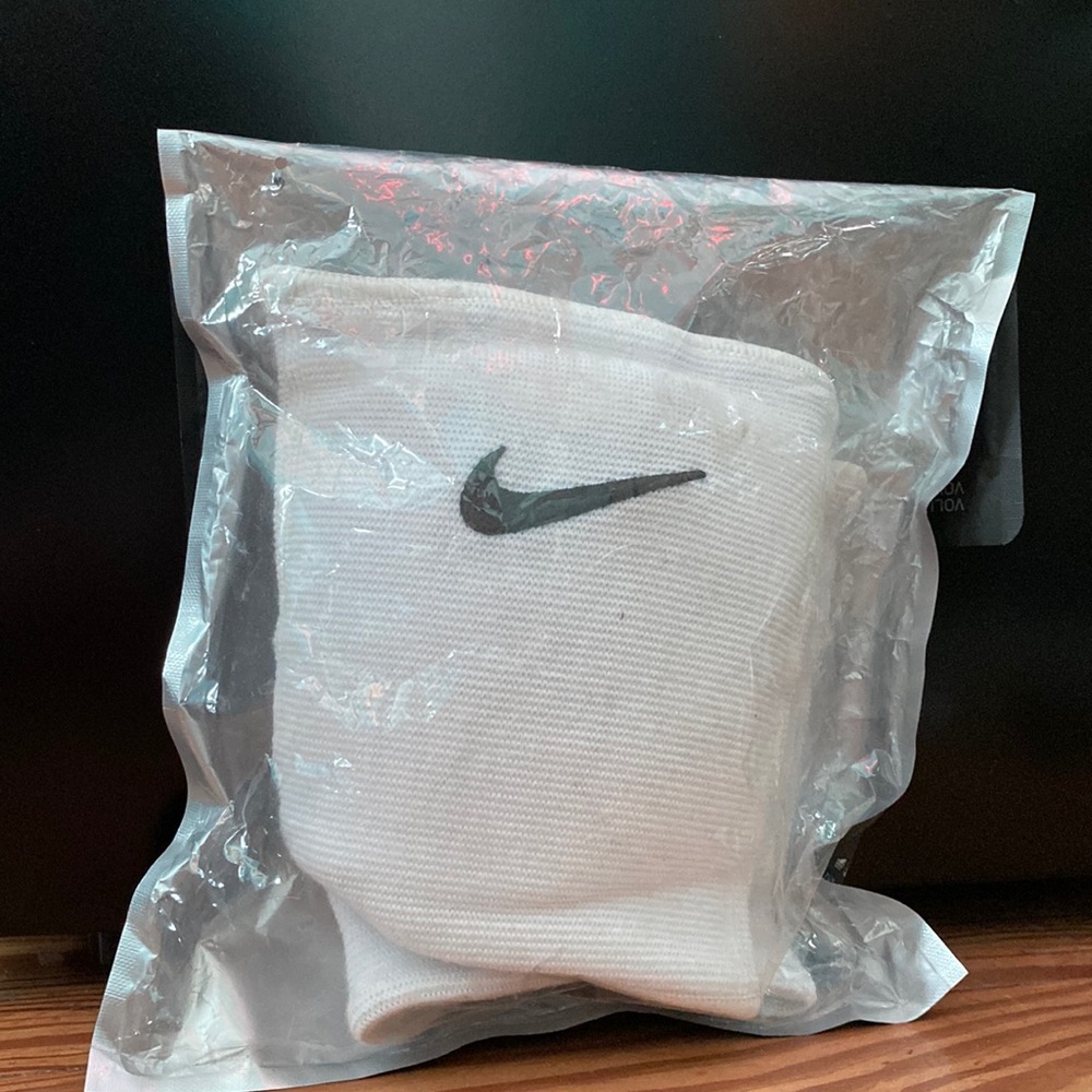 White volleyball knee pases used very comfortable for the quart